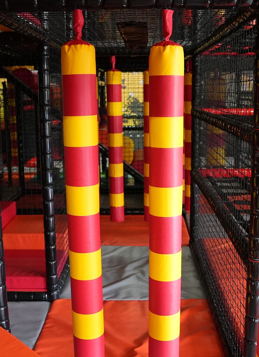 Indoor-Spielplatz bei schlechtem Wetter und Regen, Trampolin, Klettern, Toben